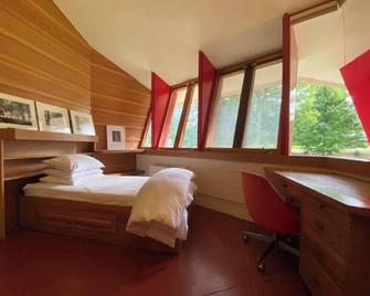 Frank Lloyd Wright Home \'Woodside\' ~ Amazing Architecture! - Marion - Slaapkamer