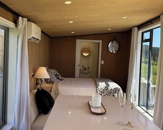 Little West Cabin - Helensville - Bedroom