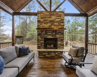 The Modern Luxurious Mystic Love Cabin - Broken Bow - Sala de estar