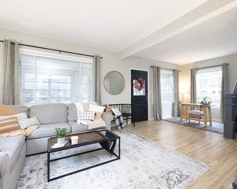 Walk to Highland Square, Sleeps 8 - Akron - Oturma odası