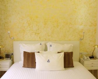 Particular Destiny Suites - Douala - Bedroom