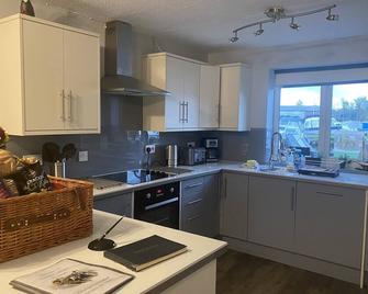 Perfectly located self catering holiday cottage - Wroxham - Kitchen