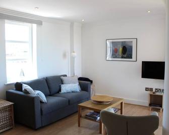 A Luxury Waterside Marinus Apartment - Cowes - Living room