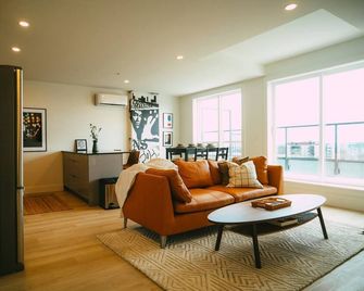 Chic Cozy Retreat - 2br - Stunning North End Views - Halifax - Living room