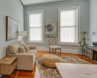 Condo in Downtown Hot Springs Near Bathhouse Row! - Hot Springs - Living room