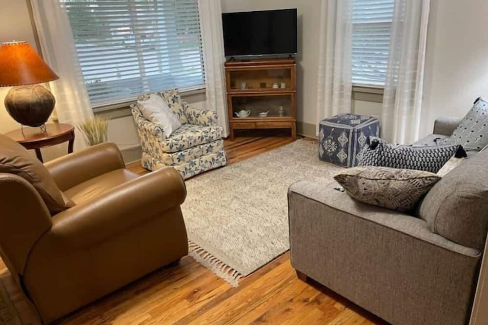 Spacious charming farmhouse-style home - dedicated office - Burlington - Вітальня