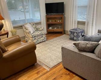 Spacious charming farmhouse - dedicated office - Burlington - Obývací pokoj
