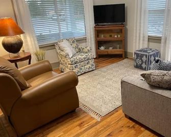 Spacious charming farmhouse-style home - dedicated office - Burlington - Вітальня