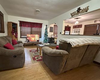 Cozy Pigeon Forge Cabin Near Parkway: Hot Tub, Mountain Views & Pet Friendly! - Sevierville - Living room
