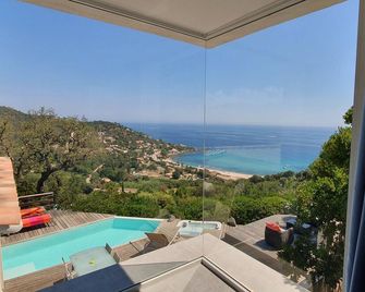 Mini Villa 2/4 Persons Luxury - Quiet - Charm. Private Pool/Jacuzzi With Sea View. - Conca - Balcón