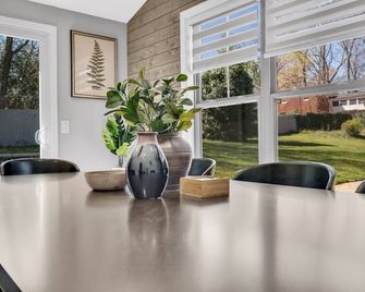 Southern Charm - Spacious King 4br, Fenced Yard, Kid & Pet Friendly - Kings Mountain - Їдальня
