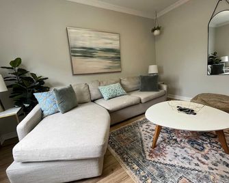 Casa Queen East - Modern 2BR Suite in Leslieville - Toronto - Sala de estar