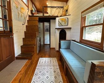 New Listing! AmongstTheAspens - Off Grid Tiny House in a Serene Location - Saco - Sala de estar