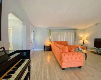 Sun Angel House #1 Pahrump - Pahrump - Living room