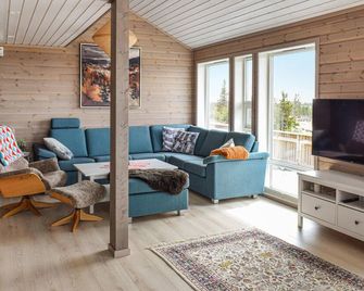 4 Bedroom Beautiful Home In Sjusjøen - Sjusjøen - Living room