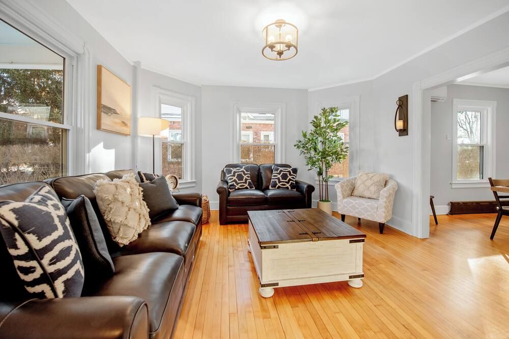 Spacious 5-Bedroom Home with Game Room in Amherst - Mins to UMass - Amherst - Obývací pokoj
