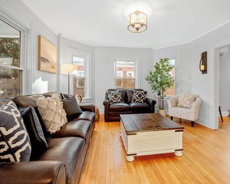 Spacious 5-Bedroom Home with Game Room in Amherst - Mins to UMass - Amherst - Obývací pokoj