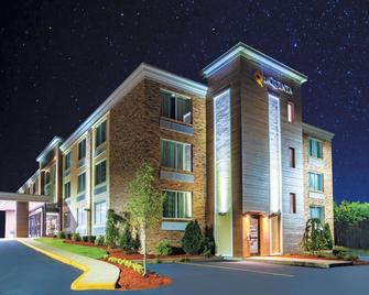 La Quinta Inn & Suites by Wyndham Sturbridge - Sturbridge - Rakennus