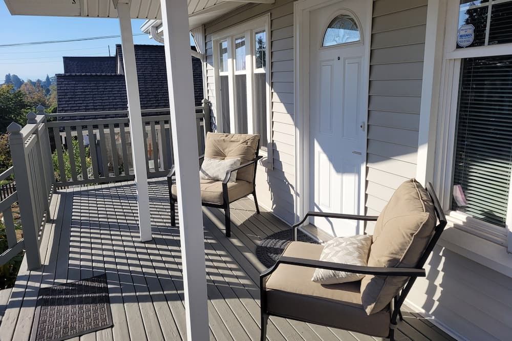 Comfortable 2-bedroom, 2 decks, walking neighborhood, & minutes to downtown. - Seattle - Balcony