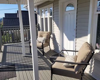 Comfortable 2-bedroom, 2 decks, walking neighborhood, & minutes to downtown. - Seattle - Balcony