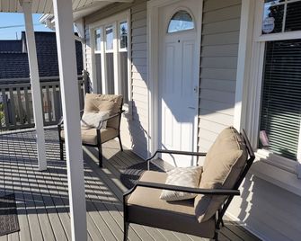 Comfortable 2-bedroom, 2 decks, walking neighborhood, & minutes to downtown. - Seattle - Balcony