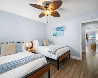 Oceanfront Condo in Newport Beach with Private Balcony and Perfect Location by the Pier - Newport Beach - Bedroom