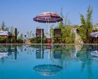 蘇丹花園 - 叢林露營 - 普爾瓦尼飯店 - 瑟瓦伊馬托布爾 - 游泳池