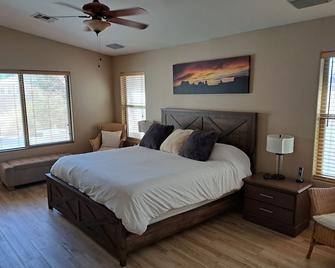Shangri-La - Surprise - Bedroom