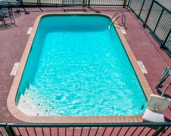 Days Inn by Wyndham Morgan's Wonderland / IH-35 N - San Antonio - Pool