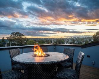 5-Bdr W/ Rooftop Views, Covered Deck & Spacious Backyard–Prime Central Location! - Seattle - Balcón