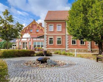 Hotel Zur Linde - Zschepplin - Gebouw