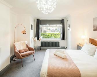 Spacious 1BR Flat in Wanstead: Garden & Comfort - London - Bedroom