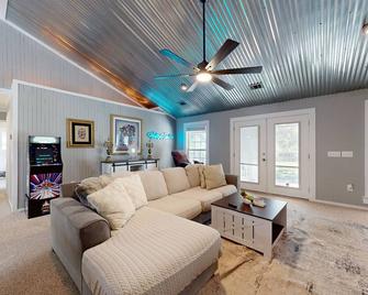 Modern home with full kitchen, patio and access to pond - Claxton - Living room