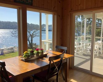 Great for Fifa World Cup! 30 Min Ferry Ride And Short Walk to Stadium. - Bainbridge Island - Dining room