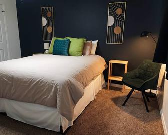 Family Sized, Modern 3 bd & 2b House - Central & Close to Downtown! - Haltom City - Bedroom