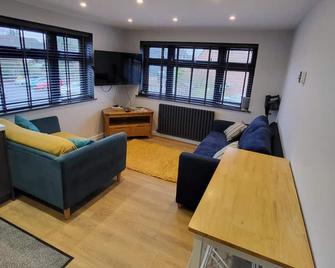 Town Centre Modern 1 Bed self-contained Apartment - Newbury - Living room