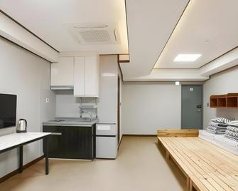 Mozzi Hostel - Busan - Kitchen
