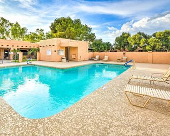 Relax Poolside! Peoria Oasis, 2 Mi to Downtown - Peoria - Pool