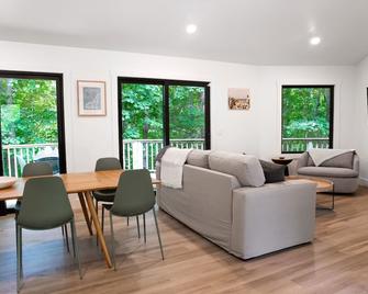 Sleeping Bear \'Treehouse\'; close to Glen Arbor, Lake MI, the dunes & bike trails - Maple City - Living room