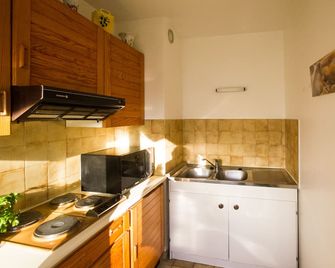 Lovely studio with terrace, near town center, 200 m from the sea with garage. - Menton - Kitchen