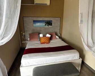 Hôtel Le Soleil Couchant - Saint-Pierre - Bedroom