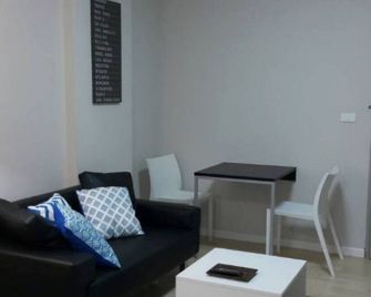La Chambre1@ Phuket Condo Near Patong Beach 1 Bedroom w Kitchen Free Motorcycle - Kathu - Living room