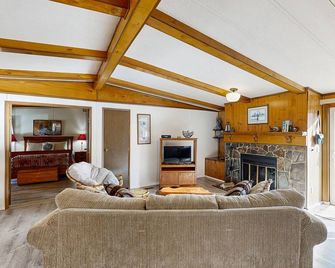 Riverfront getaway with firepit, deck, fireplace, full kitchen, W/D, & WiFi - Crescent City - Sala de estar