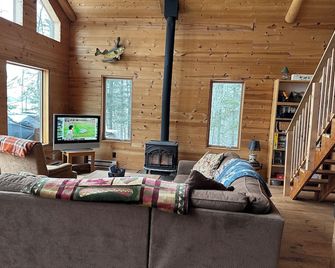 Cabin on pristine Big Turtle Lake - Bigfork - Living room