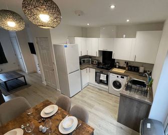 3 Bedroom New House with WiFi - 紐卡斯爾在萊姆 - 廚房