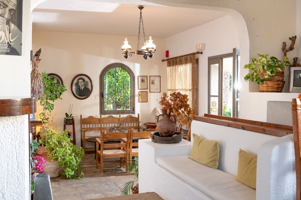 Porto Sisi Hotel Apartments - Sisi - Wohnzimmer