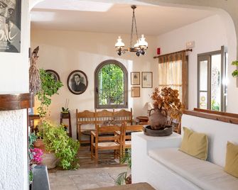 Porto Sisi Hotel Apartments - Sisi - Wohnzimmer