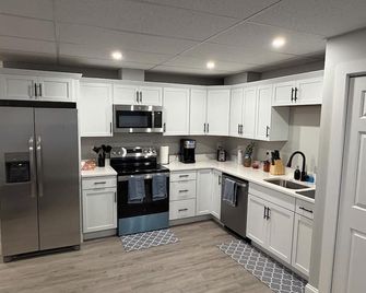 Brand-new & modern 2 bedrooms and 1.5 baths apt. - Worcester - Keuken
