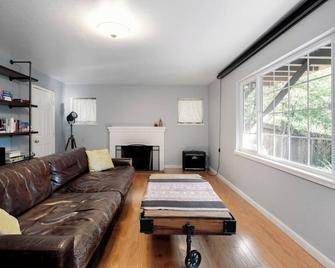 Large 1 Bedroom Apartment, Home Theater, Fireplace - Berkeley - Soggiorno