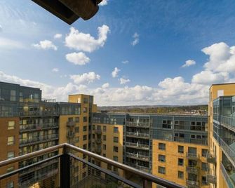 Stylish Apartment in Great City Location, Parking Possible - West One - Sheffield - Balkon